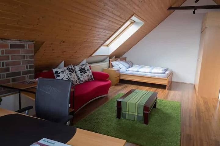 Ganze Wohnung, Dachgeschoss Apart. ca.35 qm mit Terrasse im Einfamilienhaus in Puchheim, Landkreis Fürstenfeldbruck