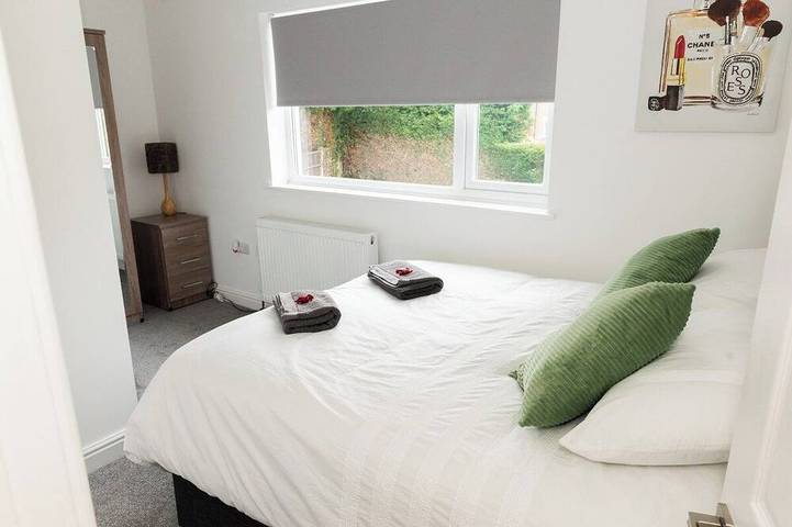 Walk to Tamworth Castle, Modern Home w/ Private in Tamworth (Reino Unido), Staffordshire