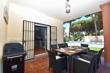 Villa for 10 Guests in Chiclana de la Frontera, Andalusia, Picture 2