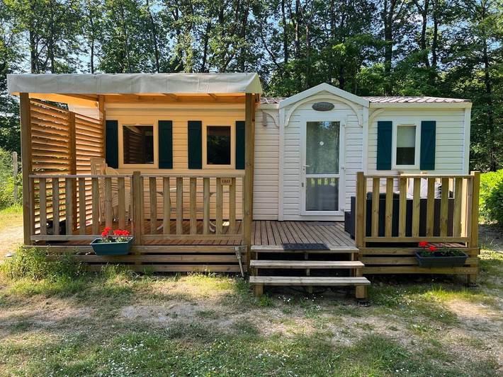 Camping pour 6 personnes, avec jardin et terrasse ainsi que piscine et vue
