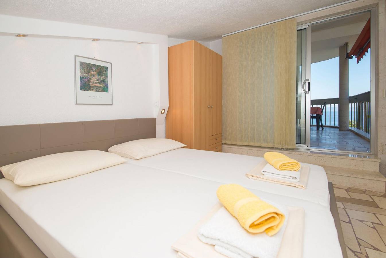 Appartement de vacances entier, Villa Biokovo, with a sea view between pines in Baška Voda, Makarska riviera