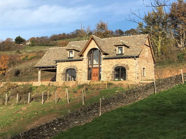 Gîte pour 5 personnes, avec terrasse et piscine ainsi que jardin et jacuzzi à Belcastel