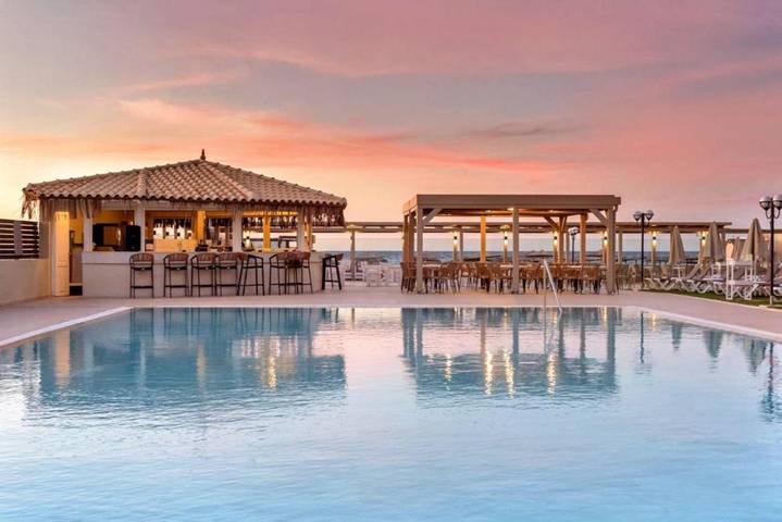 Hôtel pour 3 personnes, avec piscine ainsi que bassin pour enfant et jardin