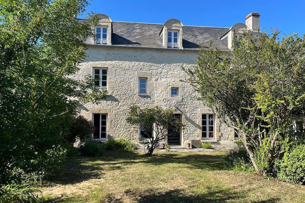 300m de la plage. Grande maison familiale chaleureuse & confortable avec jardin in Bernières-sur-Mer, Région de Caen