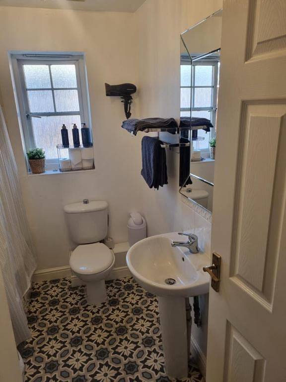 3 Bed House - Sleeps 6 - Parking - Wifi in Kent