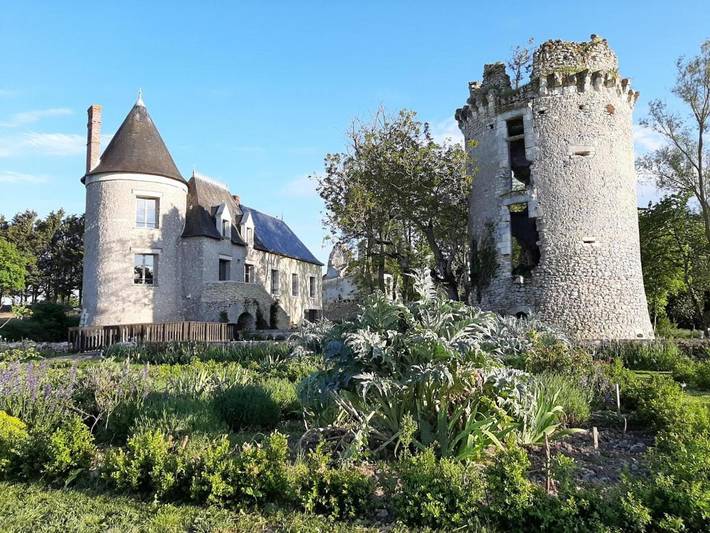 Location de vacances pour 14 personnes, avec jardin ainsi que terrasse et piscine dans Tauxigny-Saint-Bauld