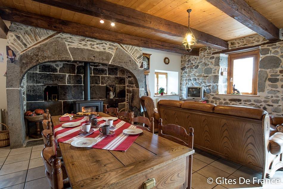 Gîte de 138m2 avec parking, jardin et internet in Tauves, Parc naturel régional des Volcans d'Auvergne