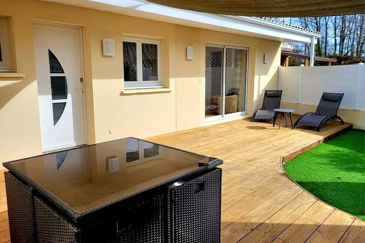 Location de vacances pour 4 personnes, avec jacuzzi et jardin ainsi que terrasse et sauna à Arsac