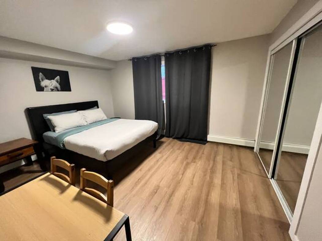 Entire apartment, Cozy 1 Bedroom Rental with Den free parking Close to University in Edmonton, Alberta