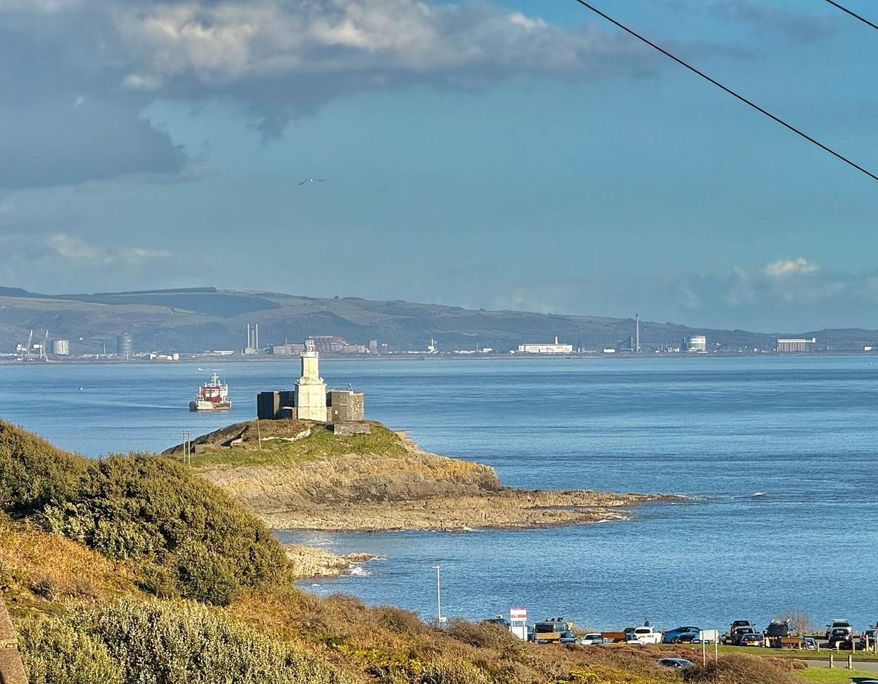 Luxury Coastal Escape with Mumbles Lighthouse View | Pass the Keys in Swansea region