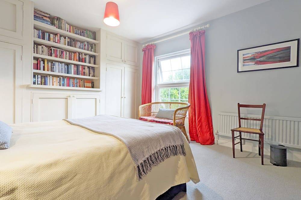 Dolphin Cottage -  a cosy cottage that sleeps 4 guests  in 2 bedrooms in Hayling Island, Havant