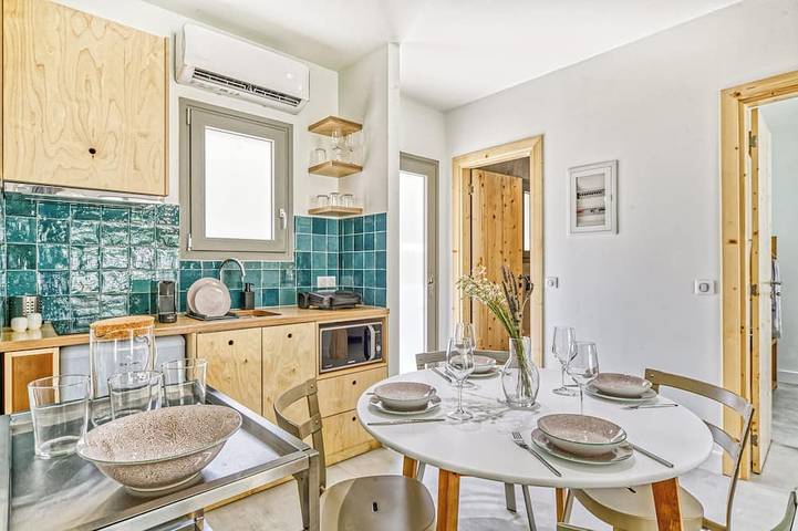 Holiday home for 20 people, with pool and garden as well as hot tub in Greece