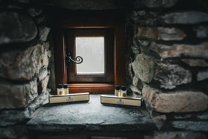 Glamping for 2 people, with garden and hot tub as well as terrace in South-Wales