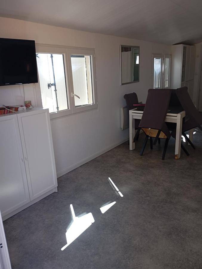 Camping pour 4 personnes, avec terrasse et piscine, animaux acceptés