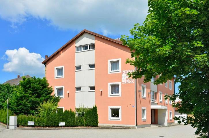 Hôtel, avec Terrasse ainsi que Jardin et Sauna à Oberpframmern