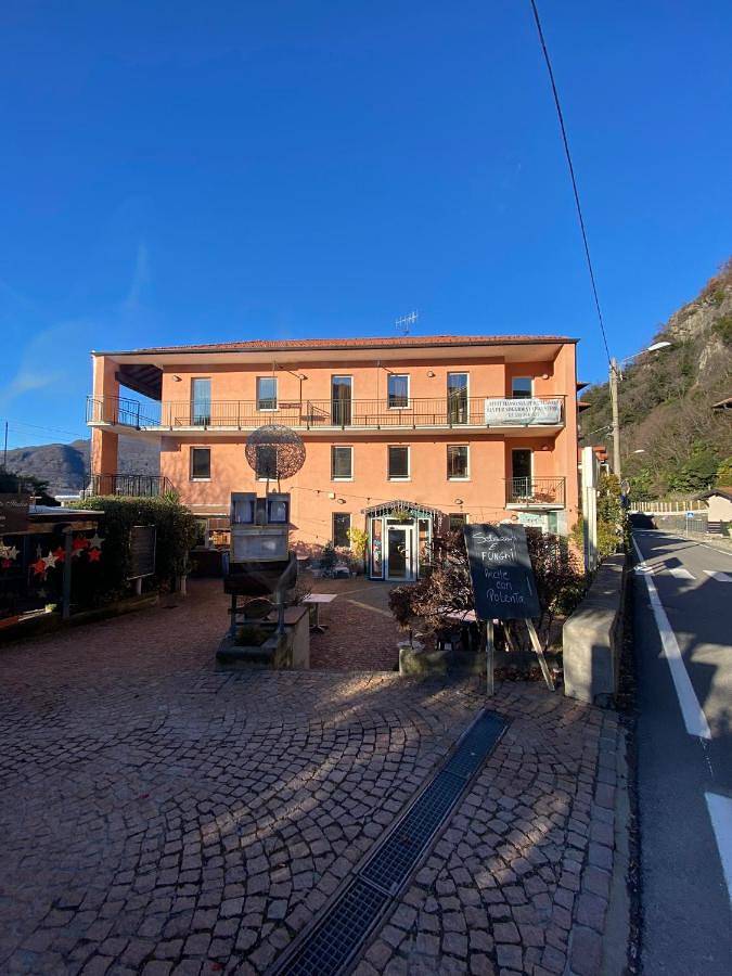 Apartmenthotel für 3 Personen, mit Balkon und Terrasse sowie Garten und Pool in Maccagno