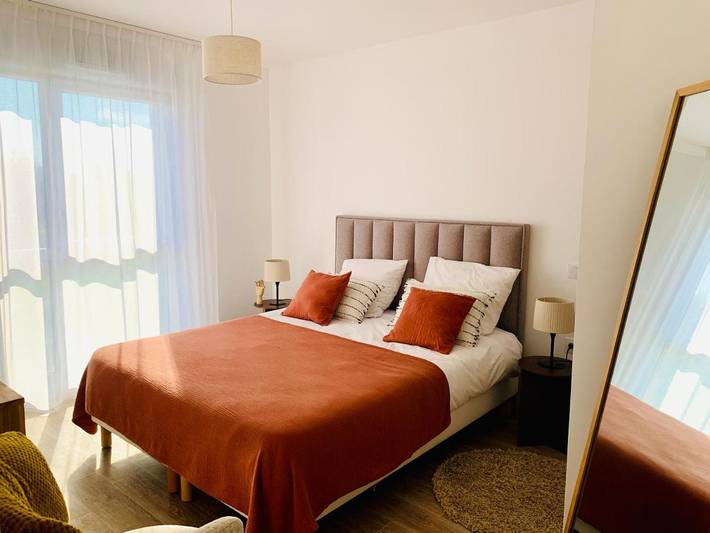 Location de vacances pour 3 personnes, avec Balcon et Terrasse ainsi que Jardin et Piscine à Charnay-lès-Mâcon