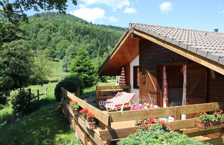 Gîte pour 6 personnes, avec Balcon et Jacuzzi ainsi que Terrasse et Jardin à Le Thillot