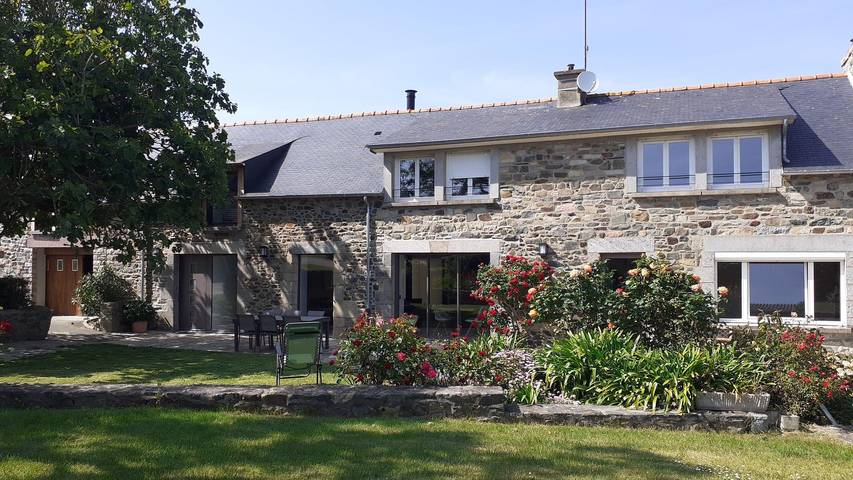 Gîte pour 10 personnes, avec terrasse et jardin dans Lamballe-Armor - 2