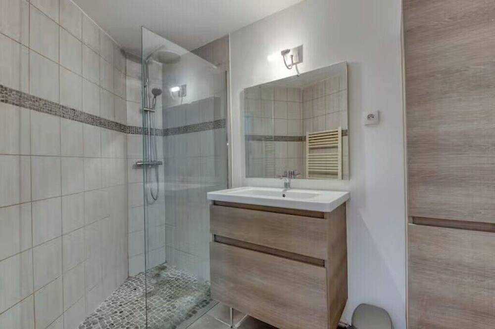 Apartamento entero, Loft with Mezzanine Bedroom in Sainte-Geneviève-des-Bois, Essonne