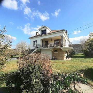 Location de vacances pour 4 personnes, avec vue et jardin à Saint-Julien-de-Lampon