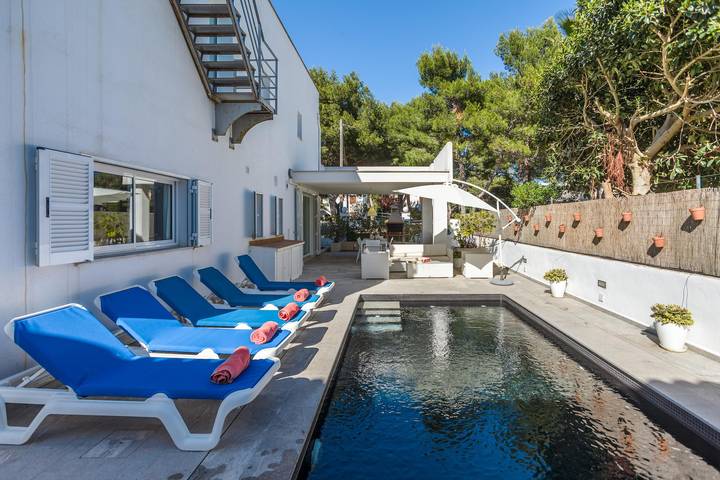 Villa Miramar by the Beach with Sea View, Pool & Wi-Fi in Marina Manresa, Alcúdia