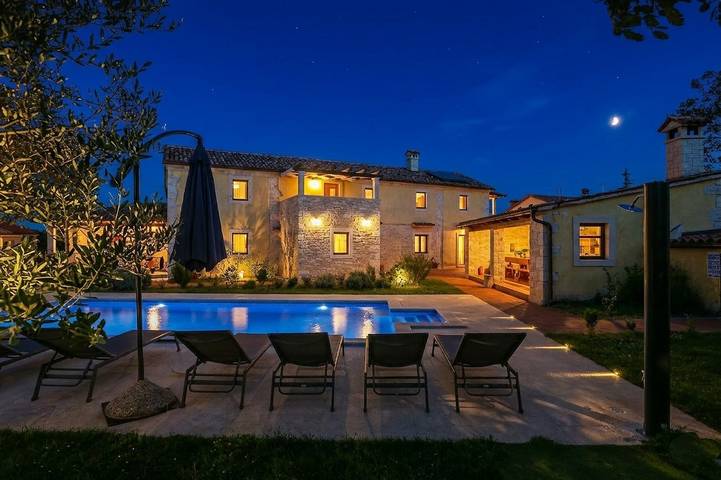 Ferienhaus für 12 Personen, mit Terrasse und Garten sowie Pool und Kinderpool, mit Haustier