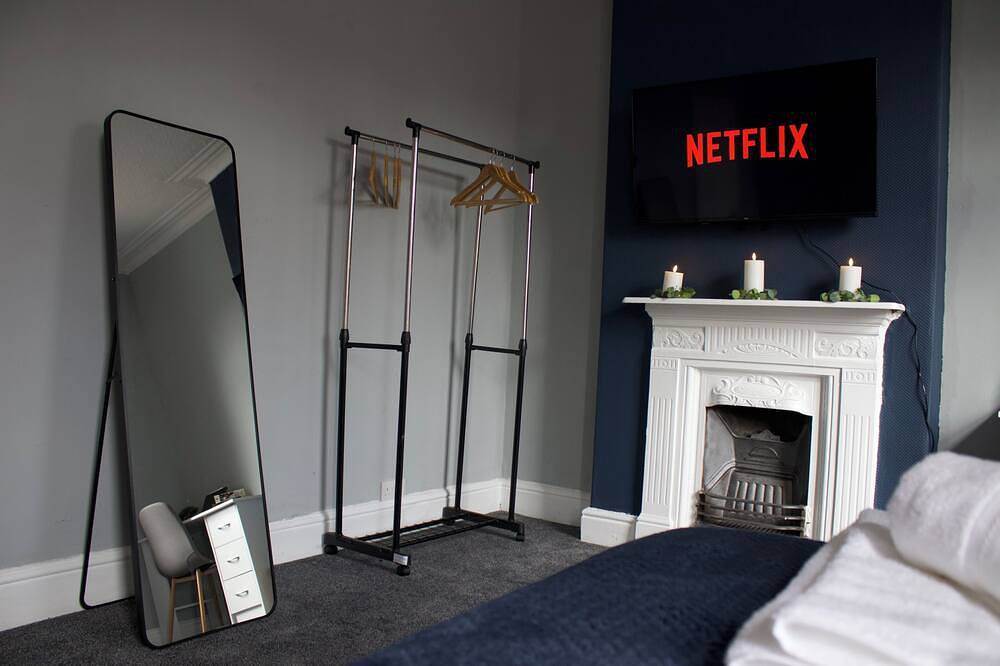 Modern 3Br Stay for 8 | Easy City Access + Parking + Pool Table for Family Fun in Manchester, Greater Manchester