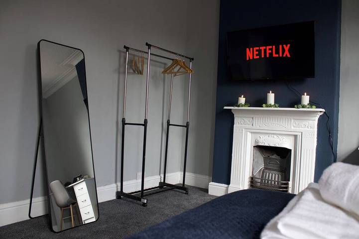 Modern 3Br Stay for 8 | Easy City Access + Parking + Pool Table for Family Fun in Manchester, Greater Manchester