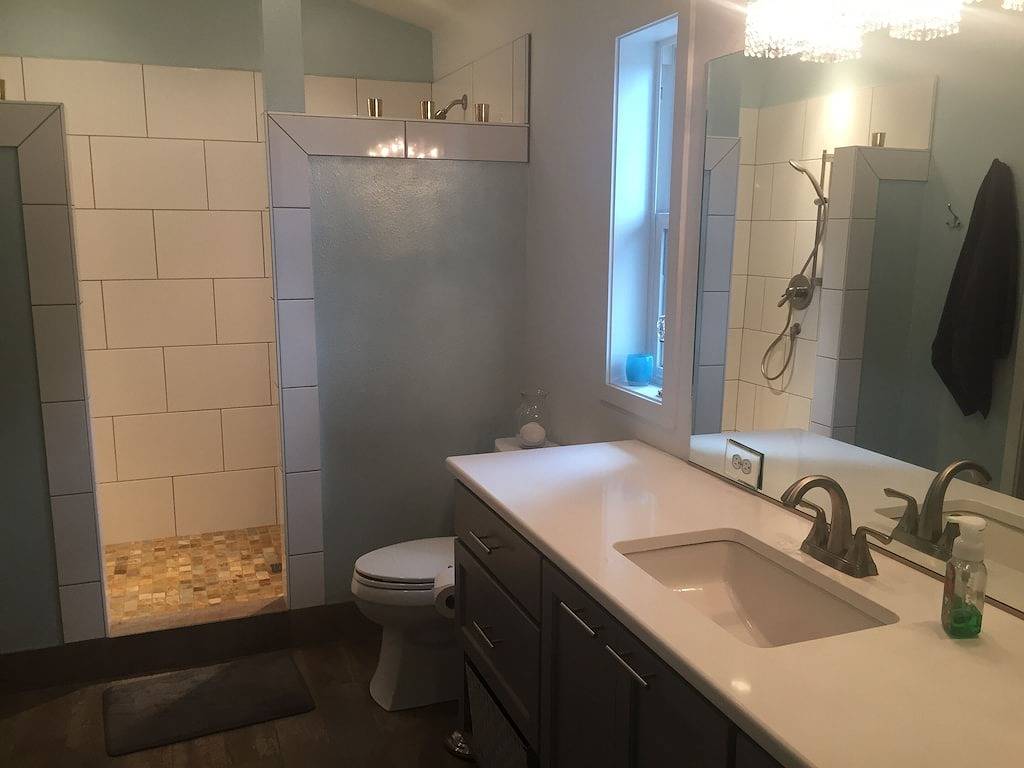 Ruhige Nachbarschaft 2 Meilen südlich der Innenstadt. Großes Haus bietet Platz für 6-8 Personen. in Salem (OR), Willamette Valley