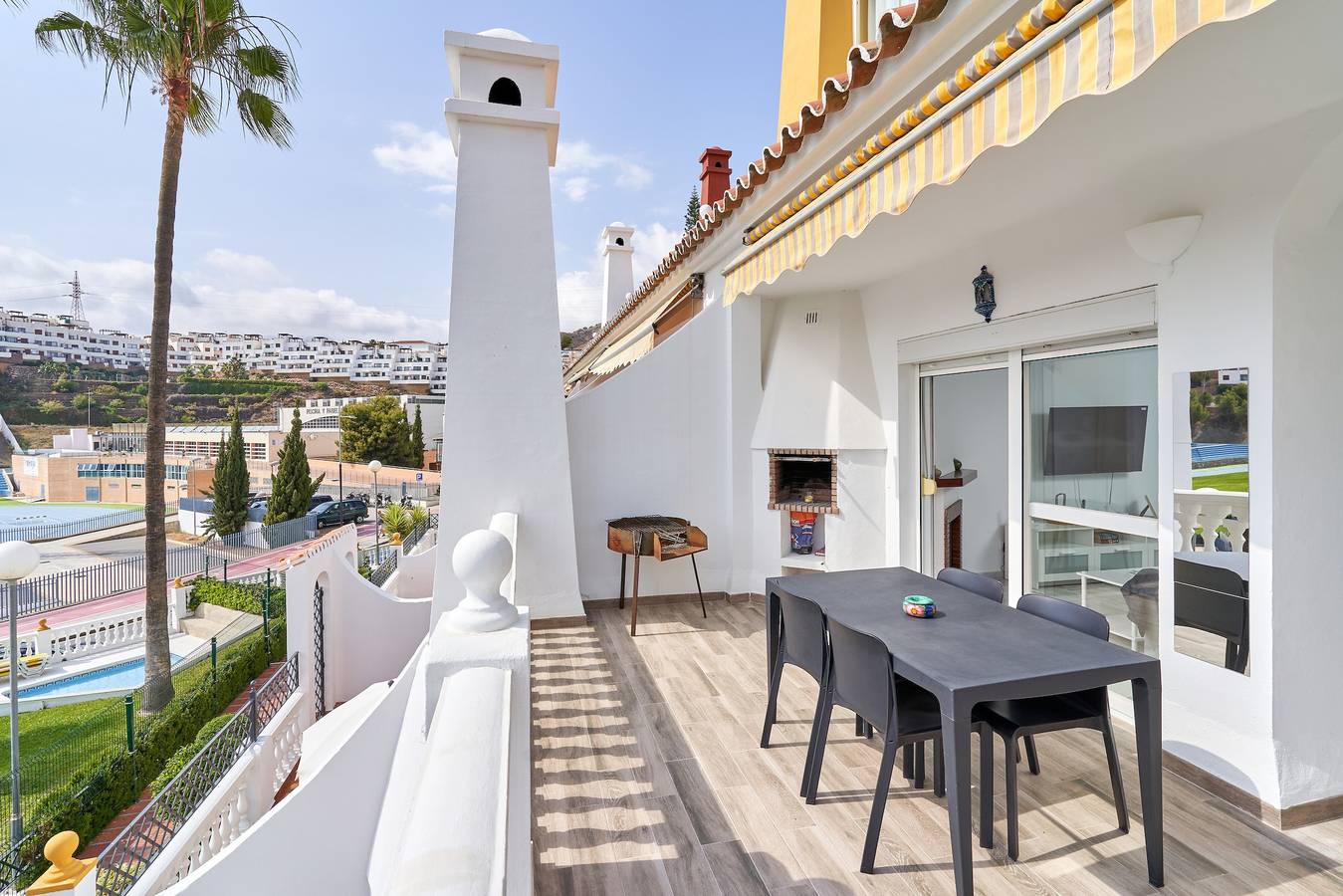 Entire apartment, 'Las Rosas House' Apartment with Sea Views, Wi-Fi and Air Conditioning in Senorio de Capistrano, Nerja