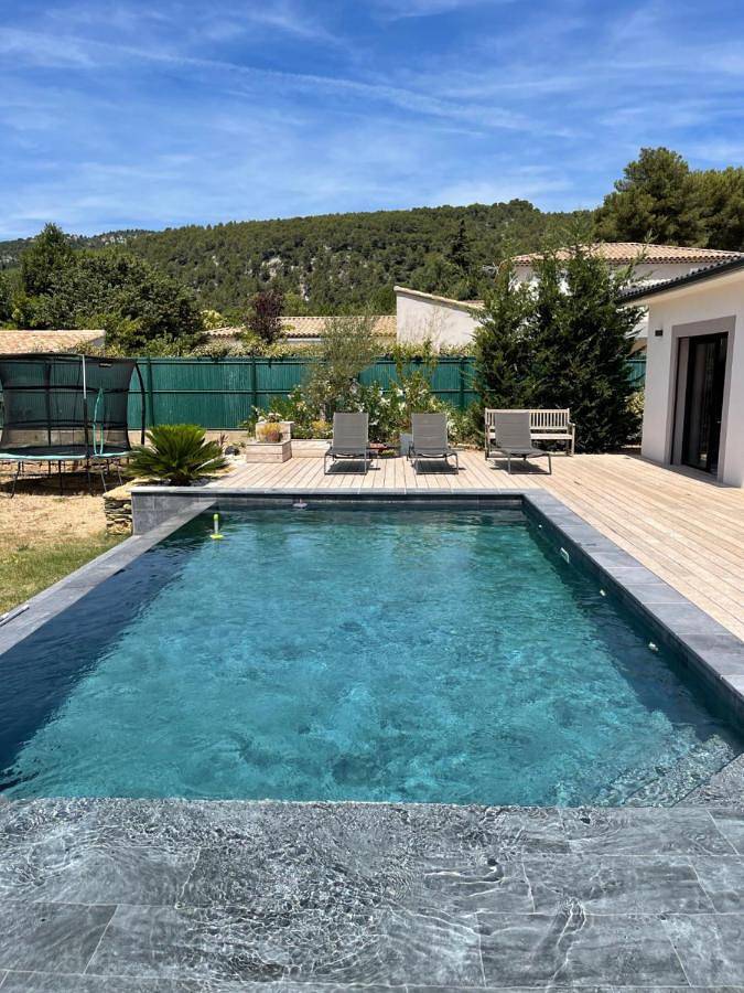 Location de vacances pour 8 personnes, avec piscine ainsi que vue et jardin à Cuges-les-Pins - 4