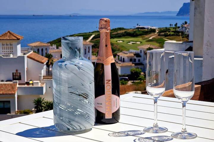 Villa for 8 personer, med have og terrasse samt pool - 1