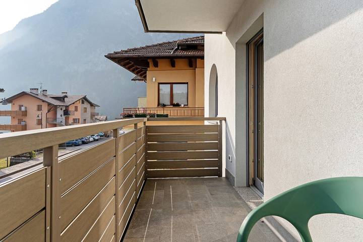 Gelso Bianco: spacious apartment with 35 sqm terrace and balconies in Dorsino, Brenta group