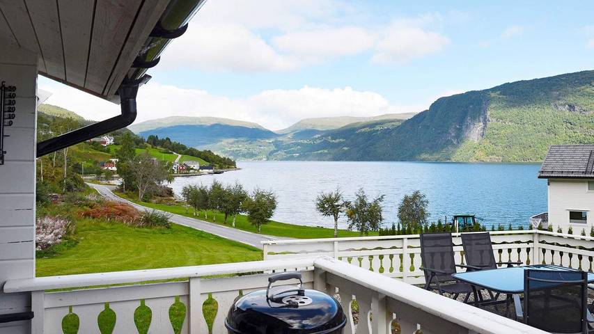 Feriehus for 4 personer, med hage og utsikt i Stryn 