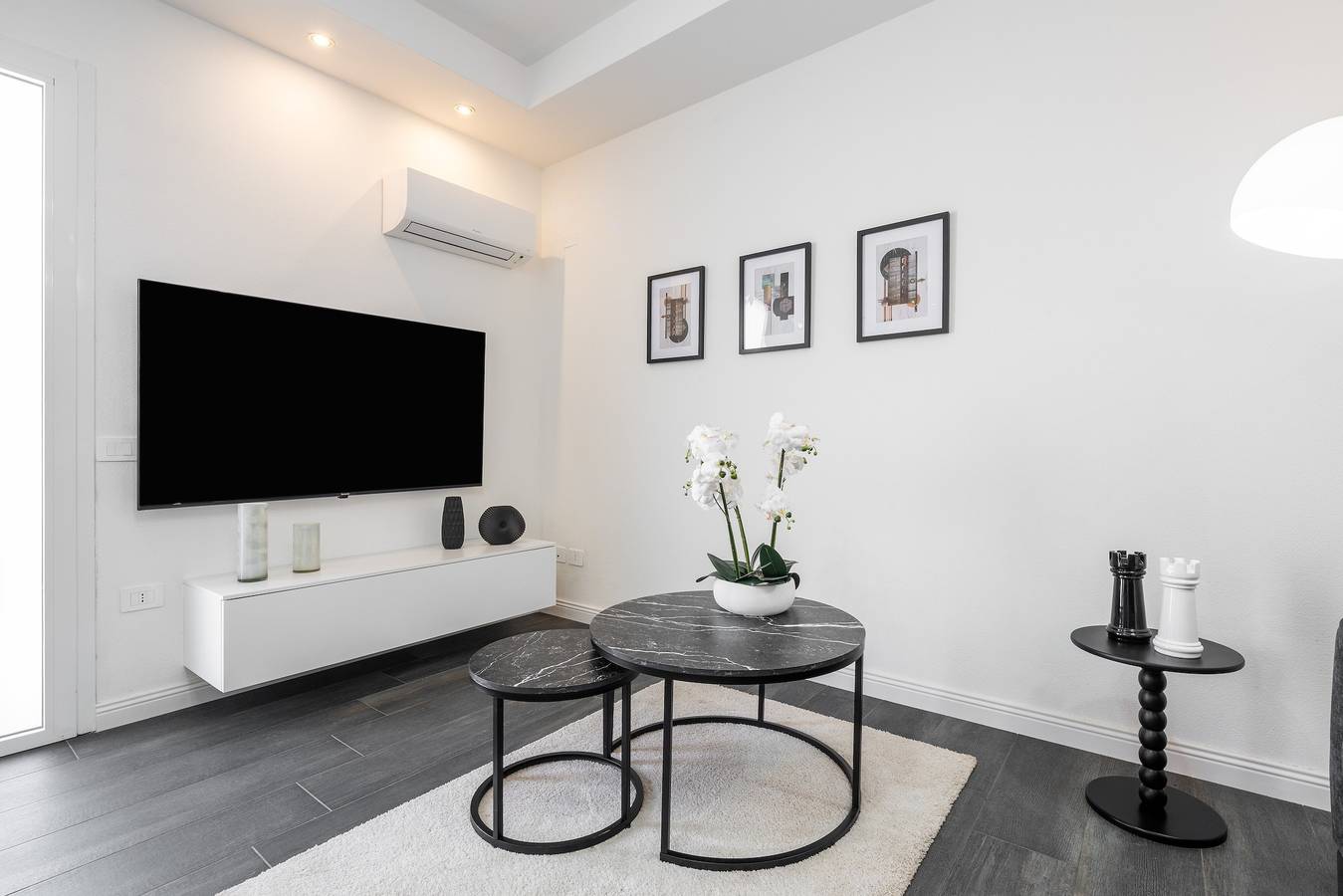 Appartamento intero, Appartamento 'Black E White' con Wi-Fi e aria condizionata in Pula Cagliari, Pula e dintorni