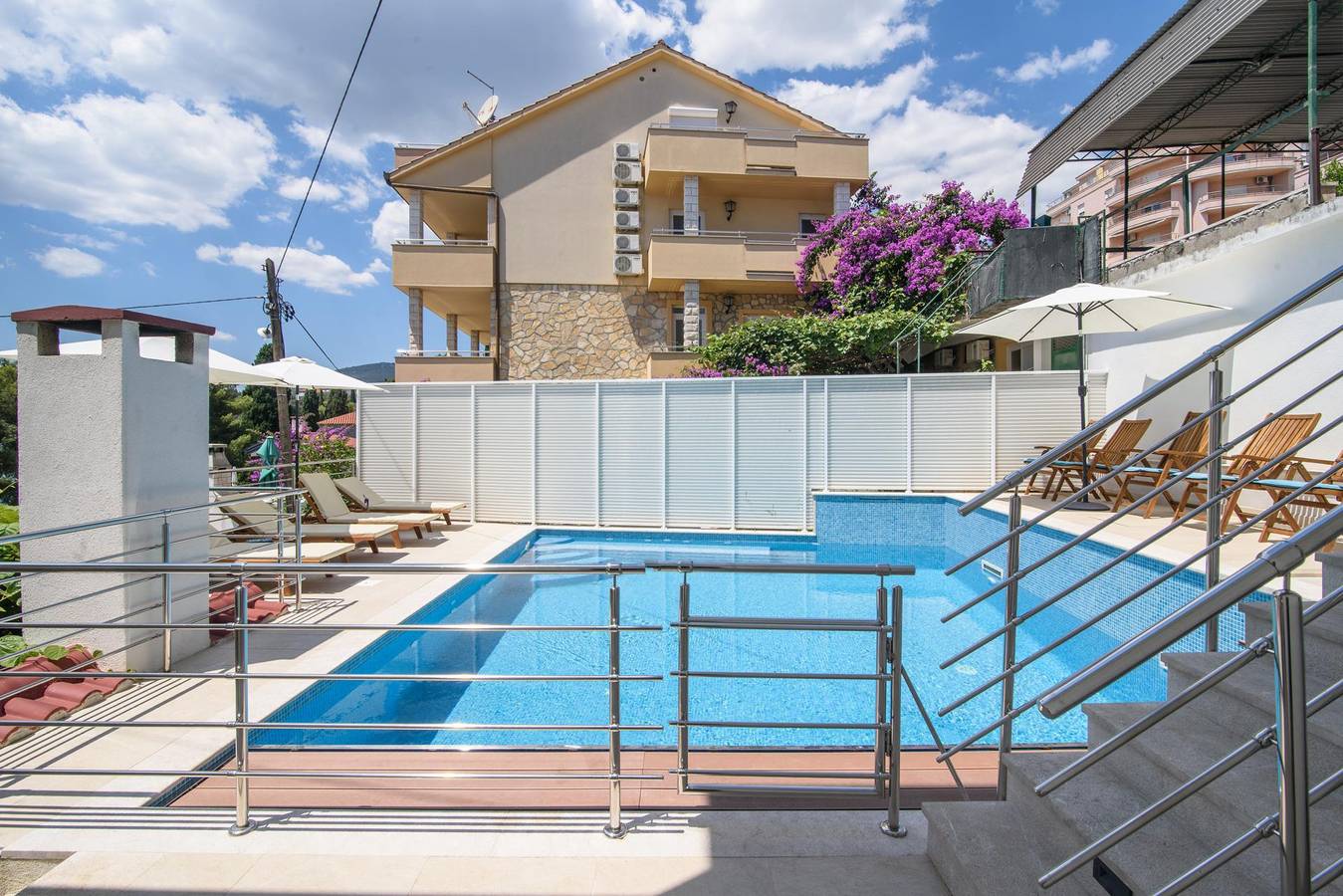 Hel ferieleilighet, A1-apt w shared pool & balcony,next to the beach in Trogir, Čiovo