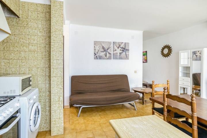 Apartamento entero, Apartamento en el Paseo Marítimo '3-2' cerca de la playa con balcón y Wi-Fi in Platja del Port (Llanca), Llansá
