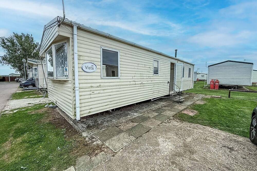 Lovely 8 berth caravan at St Osyth Beach Holiday Park in St Osyth, Essex