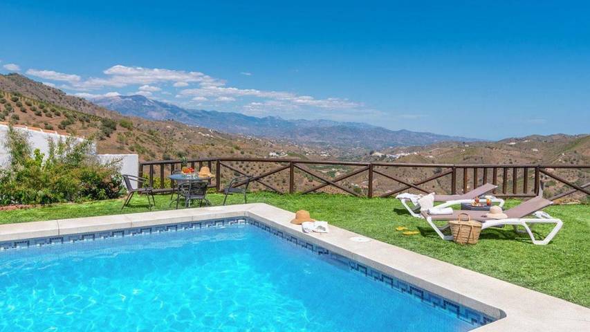 Casa rural para 6 personas, con piscina además de jardín y terraza en El Borge