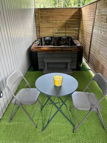 Cottage pour 2 personnes, avec jacuzzi et sauna ainsi que terrasse et jardin à Saint-Laurent-du-Maroni