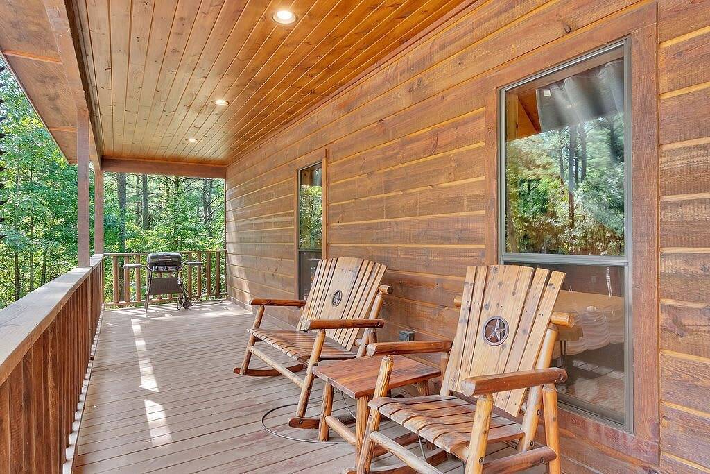 Secluded Cabin Getaway w/Hot Tub & Games in Broken Bow, McCurtain County