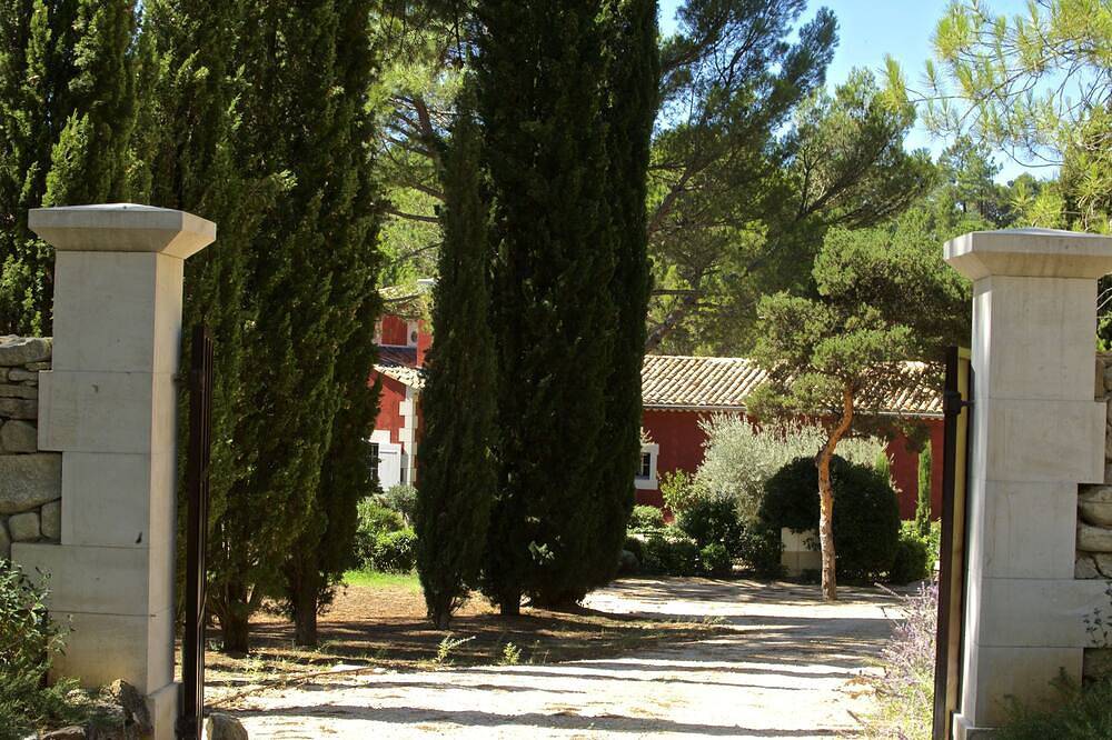 Très belle propriété provençale au coeur du Luberon dans le massif des Ocres in Roussillon, Parc naturel régional du Luberon