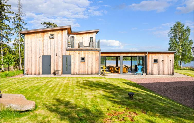 Vakantiehuis voor 10 personen, with Terras and Sauna as well as Uitzicht op het meer in Värmland