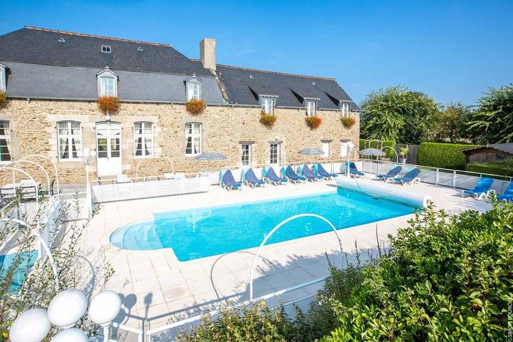 Hôtel pour 3 personnes, avec jardin ainsi que vue et piscine, animaux acceptés