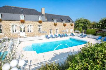 Hôtel pour 3 personnes, avec piscine ainsi que jardin et vue, animaux acceptés à Saint-Jouan-des-Guérets