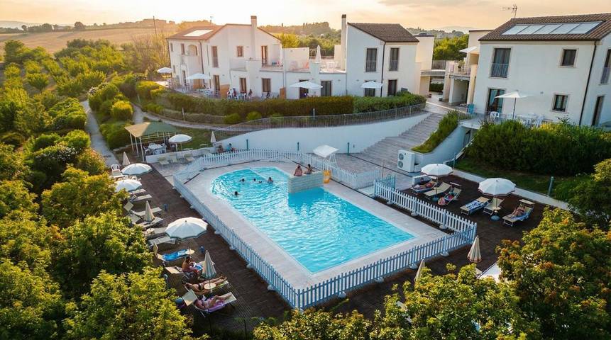 Casa vacanza per 4 persone, con piscina e giardino nonché panorama, con animali domestici a Pedaso