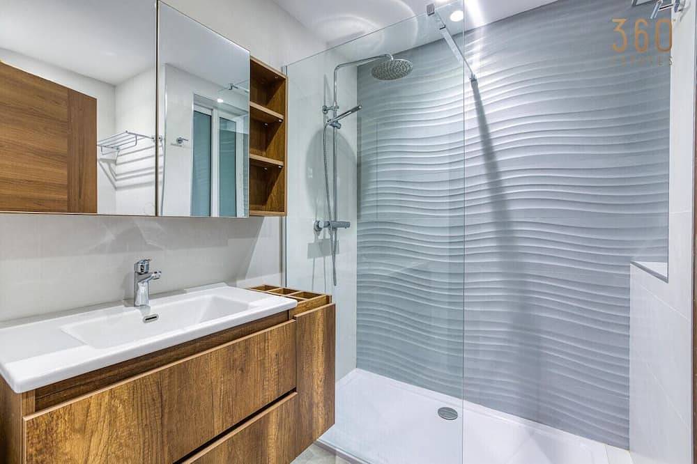 Geheel appartement, A fully equipped Apt with private balcony & Pool in San Giljan, Malta