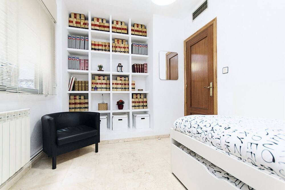 Entire apartment, Granada Center Comfortable + Parking + 2 Ba + 3 Br in Granada, Granada Province