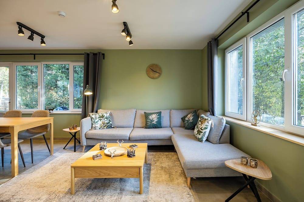 Entièrement rénovée en 2025, la luxueuse maison de vacances « Le Havre de la Forêt » accueille jusqu'à 12 personnes et offre un confort exceptionnel avec ses six chambres, son grand jardin privatif et son bain nordique au cœur des Ardennes. in Dochamps, Manhay